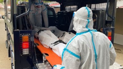 2名小死者的遗体被送往苏丹后玛里哈医院太平间，以进行冠病检测及解剖。