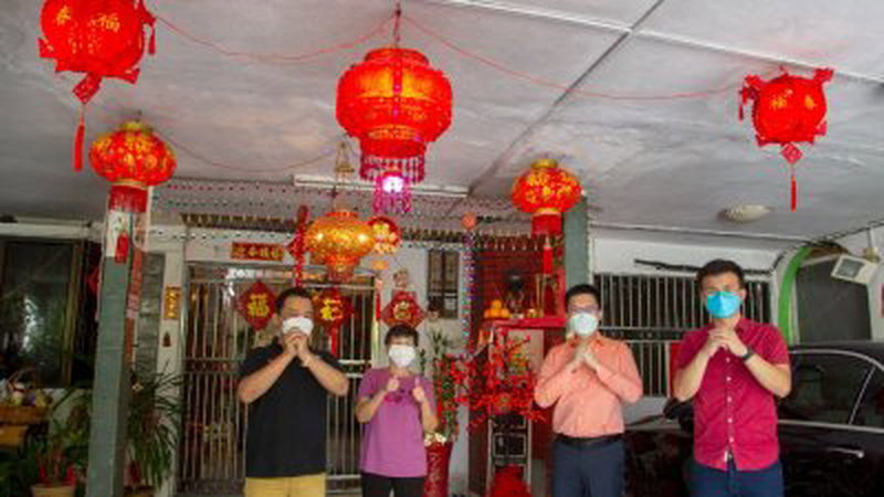 黄家和（右2）亲自到访及颁奖予“家在孟佳兰．新春人团圆”屋子新年装饰比赛的优胜者，右为张迪翔。