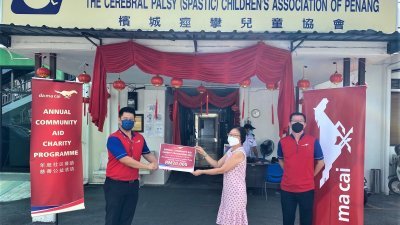 大马彩槟城区域经理张荣杰(左起)颁发模拟支票于槟城痉挛儿童协会行政主任黄丽云。