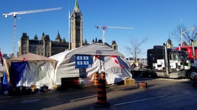 加拿大示威者不惧寒冷，在首都渥太华扎营，抗议政府在防疫上的诸多管制。（图取自路透社）