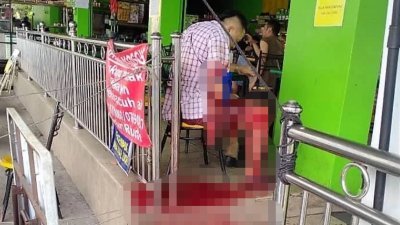 一名40岁华裔男子在餐室被两名凶徒以巴冷刀砍伤，案发现场血迹斑斑，让人触目心惊，警方随后逮捕5名涉案嫌犯助查。（警方提供）