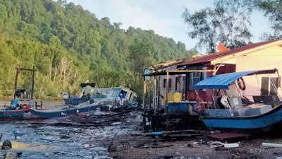 暴风雨掀起大浪，威南安曼岛渔民受影响，其中包括渔船被掀翻，住宅也被大浪破坏。