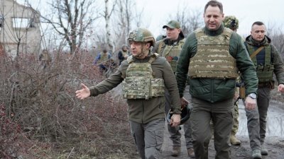 乌克兰总统泽连斯基（左）周四亲赴顿内茨克前线稳定军心。（图取自乌克兰总统府新闻处/路透社）