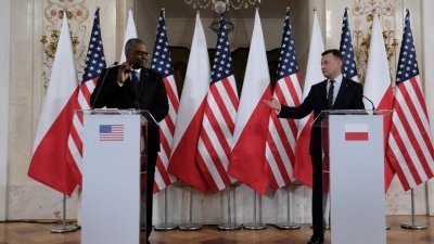 到访波兰的美国国防部长奥斯汀（左），周五与该国防长布瓦什恰克一同召开记者会。（图取自Agencja Wyborcz/路透社）
