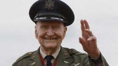 美国飞行员霍尔沃森在二战后的冷战时期，向黑暗时期的德国孩子空投糖果，这一善举让他被誉为“糖果轰炸员”。（图取自法新社）