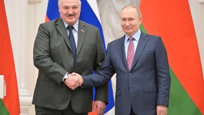 俄罗斯总统普京（右）周五在莫斯科，会晤访俄的白罗斯总统卢卡申科。（图取自俄罗斯卫星通讯社/路透社）