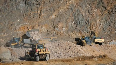 在美国稀土公司MP Materials位于加州的稀土矿，轮式装载机将矿石装满卡车。（图取自路透社）