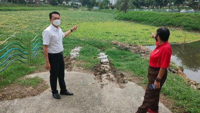 杨顺兴（左）要求水利灌溉局对弄浪河蓄水池进行清理与彻查污染原因。