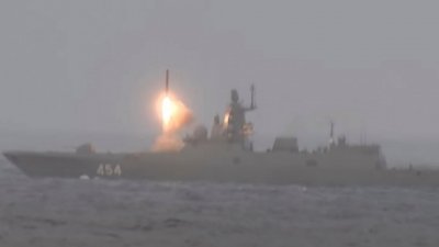 俄罗斯导弹护卫舰在核力量演习期间，在一个未知地点发射“锆石”高超音速导弹。（图取自俄罗斯国防部/路透社）