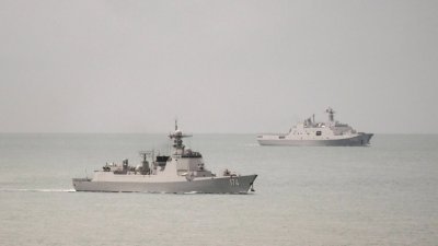 中国解放军海军旅洋级导弹（左）与另一艘中国舰艇同行，穿越澳洲托雷斯海峡时，被澳洲政府指控用军用激光照射其军机。（图取自法新社）