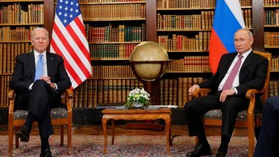 美国总统拜登（右）和俄罗斯总统普京去年6月16日，在瑞士日内瓦面对面会晤。（图取自法新社档案照）