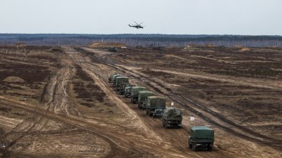 在白罗斯布列斯特地区的一个射击场，俄罗斯和白罗斯武装部队于上周六联合军事演习期间，一架直升机飞越部队。（图取自Belta/路透社）
