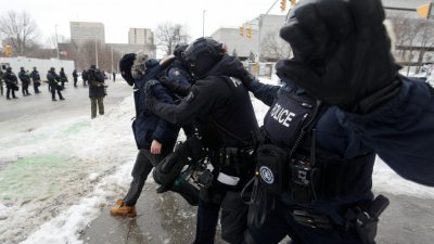 渥太华警方周日完成市中心的清场行动，结束长达3星期的反疫苗及防疫限制示威，总共拘捕191人、拖走76辆堵路的汽车。（图取自路透社）