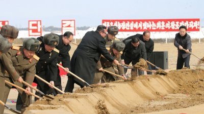朝鲜官媒上周六发布的照片显示，最高领导人金正恩（中）出席位于咸镜南道咸州郡连浦温室农场建设奠基典礼。（图取自朝中社/法新社）