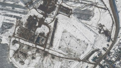最新卫星图像显示俄罗斯在Valuyki部署了一架直升机、一个战斗群和军队。（图取自Maxar Technologies/路透社）