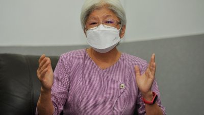 章瑛的光大办公室助理及司机共5人相继确诊新冠肺炎，作为密切接触者的她已居家隔离4天。