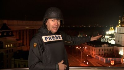正在基辅一家酒店阳台进行连线报导的CNN记者钱斯，听到爆炸声后，急忙穿上防弹衣，并戴上头盔。