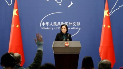 中国外交部发言人华春莹周四在例行发布会上，回应媒体提问。（图取自路透社）