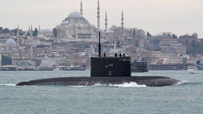 俄罗斯海军的柴电潜艇，本月13日在博斯普鲁斯海峡航行，经过土耳其伊斯坦布尔，前往黑海。（图取自路透社）