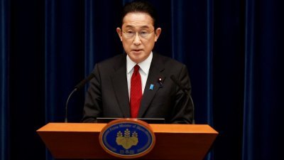 日本首相岸田文雄周五在官邸举行的新闻发布会，宣布将加强对俄罗斯的制裁。（图取自路透社）
