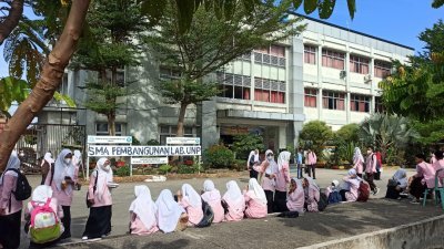 印尼苏门答腊岛周五上午发生6.2级，一所小学将学生疏散到室外。（图取自路透社）