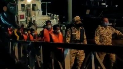 船上18人被救起后，安全抵达武吉玛鲁海事执法机构码头。