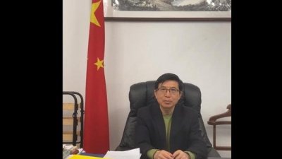 中国驻乌克兰大使范先荣周日发布视频，否认自己已经离开乌克兰首都基辅。（图取自中国驻乌克兰大使馆微信公号）