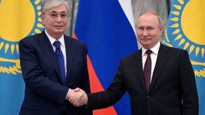 哈萨克总统托卡耶夫（左）与俄罗斯总统普京。（网络图片）

