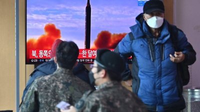 朝鲜上周日向东部海域发射了一枚怀疑是中程弹道导弹的物体，图为在首尔火车站，民众观看朝鲜疑是发射导弹的新闻。（图取自法新社）