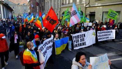 瑞士约有2万人上周六在首都伯尔尼举行谴责俄罗斯力挺乌克兰的反战示威，有一些人反对政府的谨慎政策，指中立立场会助长侵略行为。（图取自路透社）