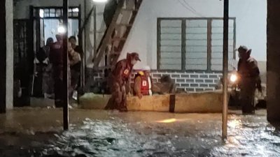昔加末县的8个地处低洼地区的马来甘榜在元旦夜遭水淹。