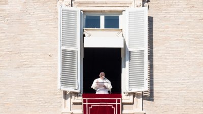 罗马天主教教宗方济各当地时间周六从使徒宫的窗口，向聚集在圣彼得广场的人群发表讲话。（图取自法新社）
