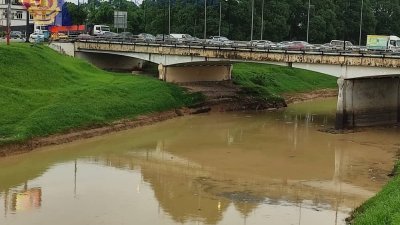 柔州各河流水位持续上升，10县启动天灾行动控制中心。