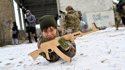 乌克兰武装部队的军事后备队——乌克兰领土国防军，近日拿著纸制步枪，在基辅附近展开军事演习。（图取自法新社）