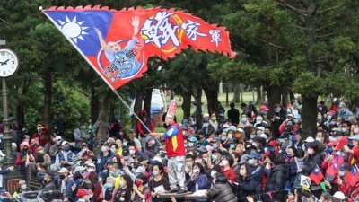 高雄前市长韩国瑜周日在台北市大安森林公园露天音乐台举行《韩先生来敲门》新书见面会，支持者挥舞著“韩家军”大旗，高喊韩国瑜加油。（图取自中央社）