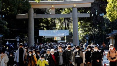 元旦赴往东京明治神宫参拜的人潮，是去年的近两倍。（图取自路透社）