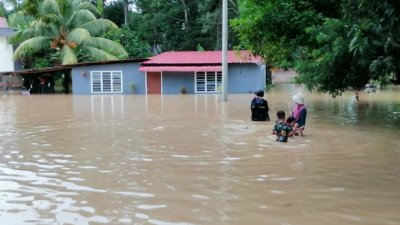截至今早10时50分，柔州水灾灾黎人数已经突破4000人。