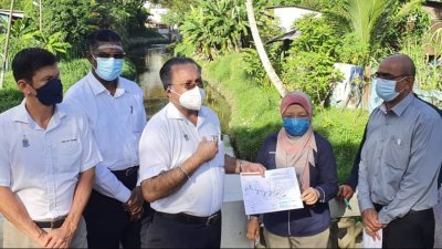 王耶宗（左起）、雷尔及佳日星等人，于周二上午宣布双溪槟榔治水计划第3阶段工程，将在2022年6月动工的消息。