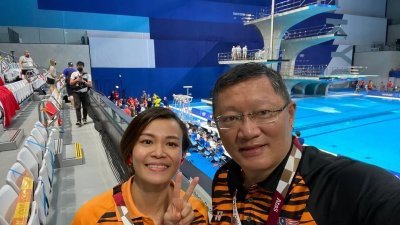我国跳水名将张俊虹（左）曾在许多教练员麾下训练，但她坦言自己最感谢的是杨祝梁教练（右）。（图取自张俊虹面子书）
