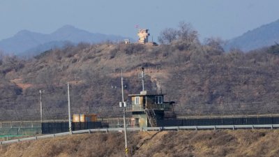 韩国京畿道坡州市韩朝边界的朝方（后）和韩方军事哨所。