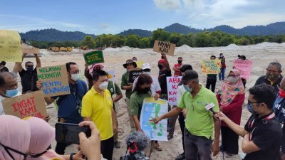 大马自然之友联同居民及非政府组织视察巴西班尖海岸，并促请政府插手中止在海岸的采沙活动。
