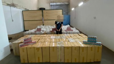 警方在仓库内搜出7500箱各品牌香烟，漏税金额达112万9500令吉。