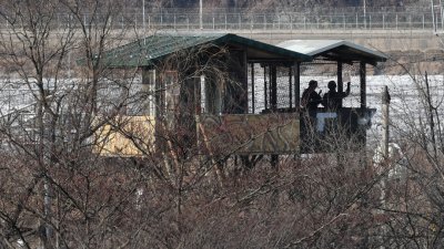从京畿道坡州市非军事区（DMZ）附近的临津阁和平公园，可以看到韩国士兵在哨所站岗。（图取自法新社）
