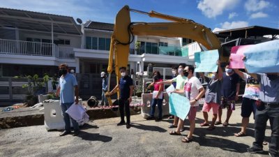 居民不满排污管工程所引发的各种问题，拉横幅抗议。
