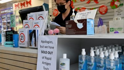 在澳洲悉尼一所药房，上周三贴出告示告知客户，快速抗原检测试剂盒（RAT）已经售罄。（图取自路透社）