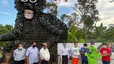 槟州议长拿督刘子健（左4起）、叶茹琳、曹观友及梅德顺博士等人于周日下午，为第二届“艺起来互动·守护动物家园”国际艺术交流展主持开幕仪式。