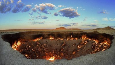 土库曼总统以环境和经济理由，下令扑灭国内著名地标“地狱之门”的火焰。（网络图片）