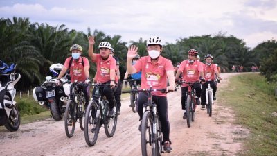 掌管槟州青年及体育事务的行政议员孙意志（左2起）与曹观友等人，于周六前往槟榔东海享受“日落欢乐骑”。（照片取自曹观友面子书）