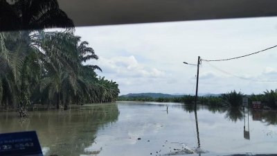 昔加末路前往武吉哈蓬14.7公里至16.4公里处仍有积水。图取自昔加末公共工程局面子书