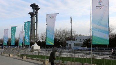 北京市朝阳区奥林匹克公园北部的北京奥林匹克塔周围，挂上了2022北京冬奥会的布条。（图取自路透社）